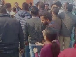 मेरठ में पंडित प्रदीप मिश्रा की कथा के दौरान भगदड़, अचानक बेकाबू हुई भीड़, महिलाएं दबीं, जानिए हुआ क्या मेरठ में पंडित प्रदीप मिश्रा की कथा के दौरान भगदड़, अचानक बेकाबू हुई भीड़, महिलाएं दबीं, जानिए हुआ क्या