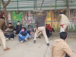 पटना : BPSC कार्यालय का घेराव करने पहुंचे थे छात्र, पुलिस ने दौड़ा-दौड़ा कर पीटा पटना : BPSC कार्यालय का घेराव करने पहुंचे थे छात्र, पुलिस ने दौड़ा-दौड़ा कर पीटा