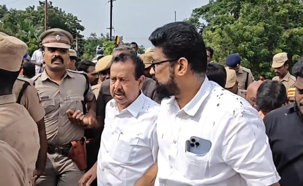 Locals Throw Mud On Tamil Nadu Minister During Visit To Cyclone-Hit Area