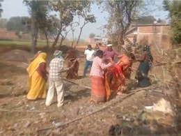 जमीन विवाद को लेकर दो पक्षों में चले लात-घूंसे, 4 लोग घायल, दो की हालत गंभीर-Video