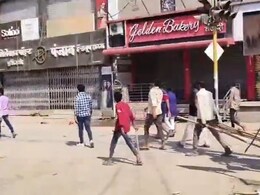 महाराष्ट्र : संविधान की रेप्लिका को डैमेज करने पर परभणी में बवाल, पुलिस ने छोड़े आंसू गैस के गोले महाराष्ट्र : संविधान की रेप्लिका को डैमेज करने पर परभणी में बवाल, पुलिस ने छोड़े आंसू गैस के गोले