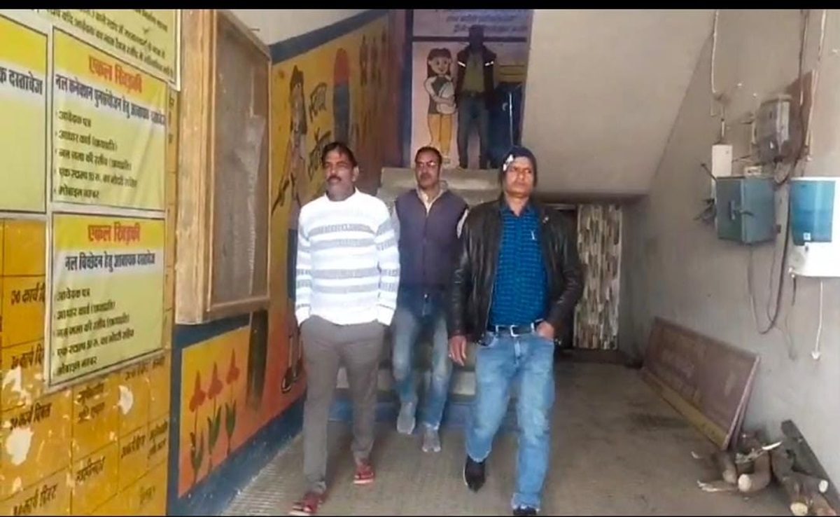 Maihar News: रिश्वत की रकम के साथ धूप सेंक रहे थे साहब! लोकायुक्त की टीम ने बोल दिया धावा