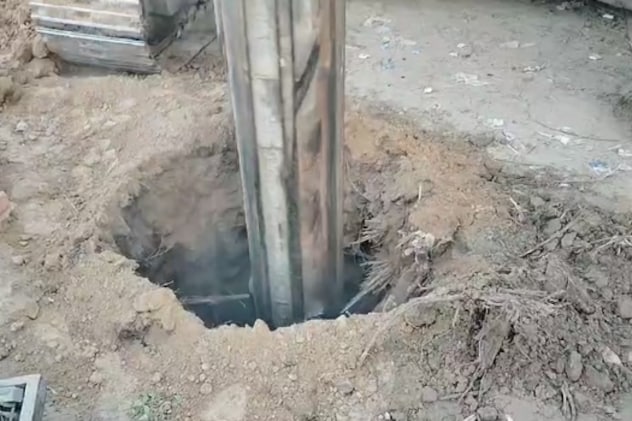 पाइलिंग मशीन से हो रहा होल पाइलिंग मशीन से हो रहा होल