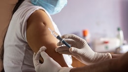 क्या कोविड mRNA वैक्सीन से हो रही हैं ज्यादा मौतें? डॉक्टरों ने की Vaccine के निलंबन की मांग