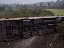 Khandwa Road Accident: पुल के नीचे गिरी यात्रियों से भरी स्लीपर बस, 19 लोग घायल