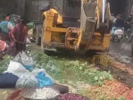 यूपी के झांसी में सब्जियों पर बुलडोजर चलाने वाले अधिकारी और कर्मचारियों को हटाया गया