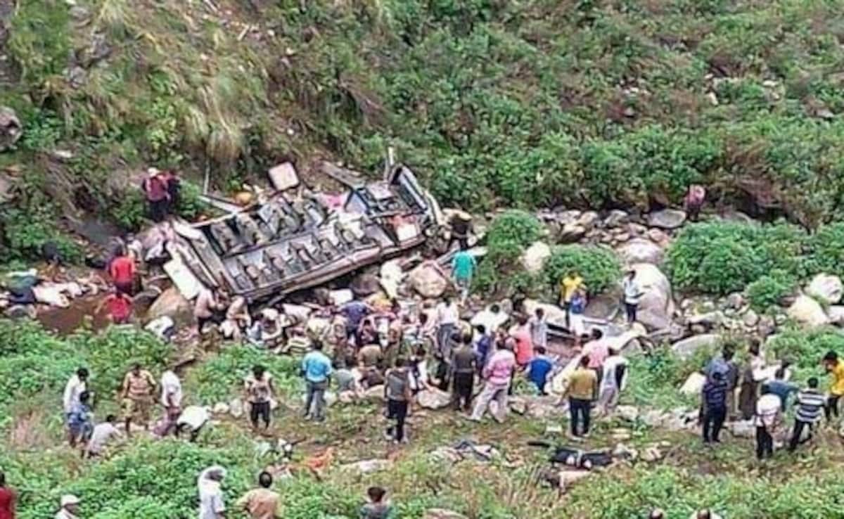 उत्तराखंडच्या गढवालहून कुमाऊँ परिसरात बस अपघात उत्तराखंडच्या गढवालहून कुमाऊँ परिसरात बस अपघात