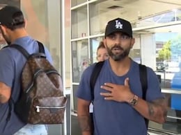 Virat Kohli Angry Video : मेलबर्न विमानतळावर विराट कोहली भडकला, महिला पत्रकाराची काढली खरडपट्टी Virat Kohli Angry Video : मेलबर्न विमानतळावर विराट कोहली भडकला, महिला पत्रकाराची काढली खरडपट्टी