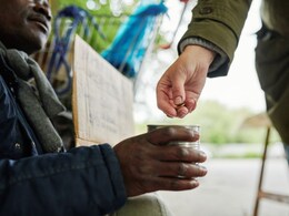 आंध्र प्रदेश से वाया ट्रेन इंदौर आते थे भीख मांगने ! अधिकारियों ने पकड़ा तो पर्स देखकर रह गए भौंचक