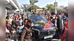 Rajasthan: पिता लोगों के प्रेस करते कपड़े, बेटा बना आर्मी ऑफिसर; वर्दी में घर पहुंचे बेटे का ढोल नगाड़ों से स्वागत