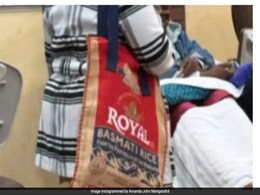 US Woman Spotted Carrying Basmati Rice Bag In A Salon, Internet Amused US Woman Spotted Carrying Basmati Rice Bag In A Salon, Internet Amused