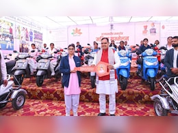 छात्राओं को स्कूटी, महिलाओं के खाते में पैसे... एक साल पूरे होने पर CM भजनलाल की आधी आबादी को 10 बड़ी सौगात