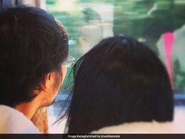 फोटोग्राफर ने विग का इस्तेमाल कर काल्पनिक गर्लफ्रेंड के साथ खींची ऐसी तस्वीरें, लोगों ने समझा साथ में बैठी है असली लड़की