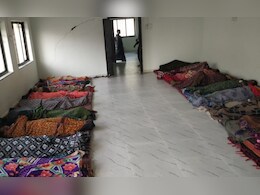 शस्त्रक्रियेनंतर महिलांना जमिनीवर झोपवलं, हिंगोलीतील सरकारी रुग्णालयाचा भोंगळ कारभार