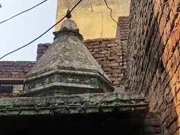 अलीगढ़ की मुस्लिम बस्ती में मिला 70 साल पुराना शिव मंदिर, हिंदू संगठन के युवकों ने कब्जे से कराया मुक्त अलीगढ़ की मुस्लिम बस्ती में मिला 70 साल पुराना शिव मंदिर, हिंदू संगठन के युवकों ने कब्जे से कराया मुक्त