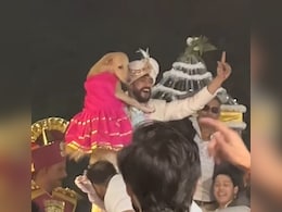 अपनी ही बारात में अपने पालतू कुत्ते को लहंगा पहनाकर ले गया पंजाबी दूल्हा, गोद में उठाकर लगाए ऐसे ठुमके, लोग लेने लगे मजे अपनी ही बारात में अपने पालतू कुत्ते को लहंगा पहनाकर ले गया पंजाबी दूल्हा, गोद में उठाकर लगाए ऐसे ठुमके, लोग लेने लगे मजे