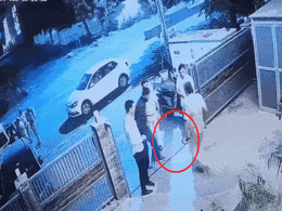 थाईलैंड की युवती को गोली मारने वाला हिस्ट्रीशीटर राहुल गुर्जर पुलिस के पैर पकड़ते दिखा, वीडियो हुआ वायरल  थाईलैंड की युवती को गोली मारने वाला हिस्ट्रीशीटर राहुल गुर्जर पुलिस के पैर पकड़ते दिखा, वीडियो हुआ वायरल