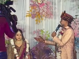 उदित नारायण का गाना गाकर दूल्हे ने दुल्हन को किया इंप्रेस, आवाज सुन लोग बोले-  'लगता है भाई जागरण में... उदित नारायण का गाना गाकर दूल्हे ने दुल्हन को किया इंप्रेस, आवाज सुन लोग बोले-  'लगता है भाई जागरण में...