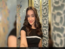 Shraddha Kapoor's Soft Smokey Eyes And Cherry Lips With Wavy Tresses Are Made For December Nights Out Shraddha Kapoor's Soft Smokey Eyes And Cherry Lips With Wavy Tresses Are Made For December Nights Out