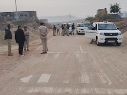 बजरी माफियाओं के खिलाफ पुलिस की बड़ी कार्रवाई, 500 टन अवैध बजरी जब्त, 23 ट्रकों से 5 लाख का फाइन बजरी माफियाओं के खिलाफ पुलिस की बड़ी कार्रवाई, 500 टन अवैध बजरी जब्त, 23 ट्रकों से 5 लाख का फाइन