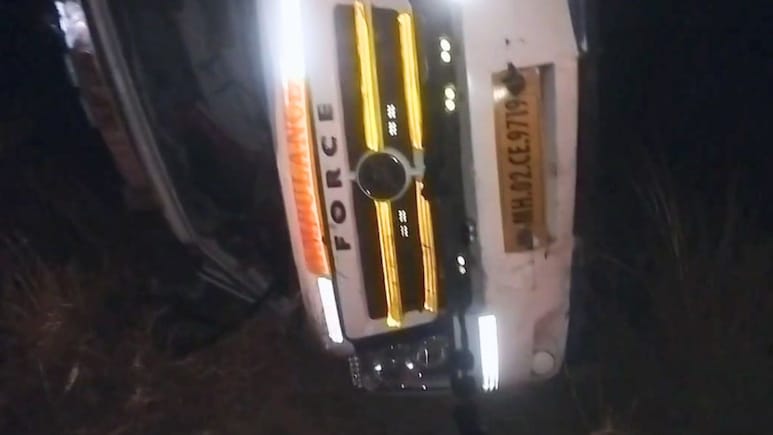 Indapur Ambulance Accident : मृतदेह घेऊन जाणारी रुग्णवाहिका वाटेतच उलटली, सोलापूर-पुणे हायवेवर अपघाताचा थरार Indapur Ambulance Accident : मृतदेह घेऊन जाणारी रुग्णवाहिका वाटेतच उलटली, सोलापूर-पुणे हायवेवर अपघाताचा थरार