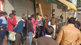 पहले की चोरी, फिर मिलकर पी चोरी की शराब, जाम चढ़ने पर आपस में लड़ पड़े चोर, फिर पुलिस ने ऐसे उतारा नशा