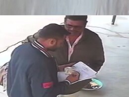पटवारी ने मांगी रिश्वत तो किसान ने कैश देते हुए चुपके से बना लिया वीडियो,अब कलेक्टर ने की बड़ी कार्रवाई... पटवारी ने मांगी रिश्वत तो किसान ने कैश देते हुए चुपके से बना लिया वीडियो,अब कलेक्टर ने की बड़ी कार्रवाई...