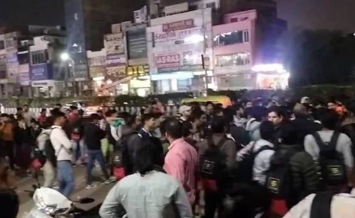 જયપુરની કોચિંગ ઈન્સ્ટિટ્યૂટમાં અચાનક જ ઢળી પડ્યા 10 વિદ્યાર્થીઓ, સામે આવ્યું મોટું ચોંકાવનારું કારણ 2 10 Students Hospitalised After Gas Leak At Jaipur Coaching Centre