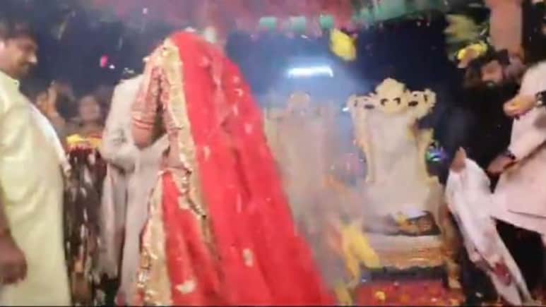 फेरों में दूल्हा-दुल्हन को तंग कर रहे थे दोस्त, मार रहे थे भर-भरकर फूल, गुस्साए पंडित जी ने फिर जो किया, किसी ने सोचा नहीं होगा