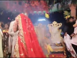 फेरों में दूल्हा-दुल्हन को तंग कर रहे थे दोस्त, मार रहे थे भर-भरकर फूल, गुस्साए पंडित जी ने फिर जो किया, किसी ने सोचा नहीं होगा फेरों में दूल्हा-दुल्हन को तंग कर रहे थे दोस्त, मार रहे थे भर-भरकर फूल, गुस्साए पंडित जी ने फिर जो किया, किसी ने सोचा नहीं होगा