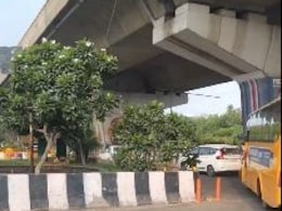 नोएडा के फ्लाईओवर से कैसे 30 फीट नीचे गिरा बाइक सवार, हुआ क्या, जानें पूरा मामला