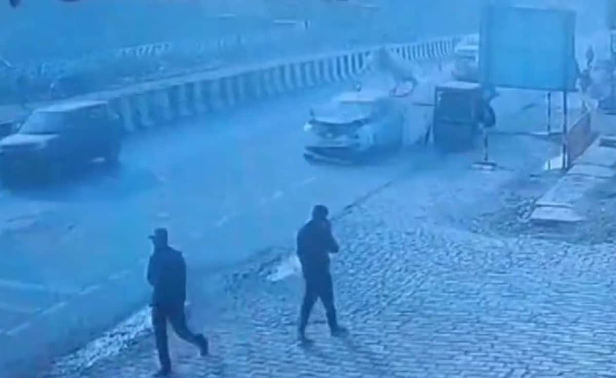 s74u5om8_horse-car-accident_625x300_09_December_24 VIDEO : तेज रफ्तार कार ने बग्गी को मारी टक्कर तो उछलकर दूर जाकर गिरा घोड़ा