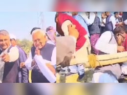 CM नीतीश कुमार को बुके दे रहे थे 'नेताजी', बैलेंस बिगड़ा और...देखिए VIDEO CM नीतीश कुमार को बुके दे रहे थे 'नेताजी', बैलेंस बिगड़ा और...देखिए VIDEO