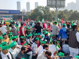 शेतकरी आंदोलकांनी मोर्चा दिल्लीकडे वळवला; बॅरिकेड्स आणि काटेरी तारा उखडून टाकल्या