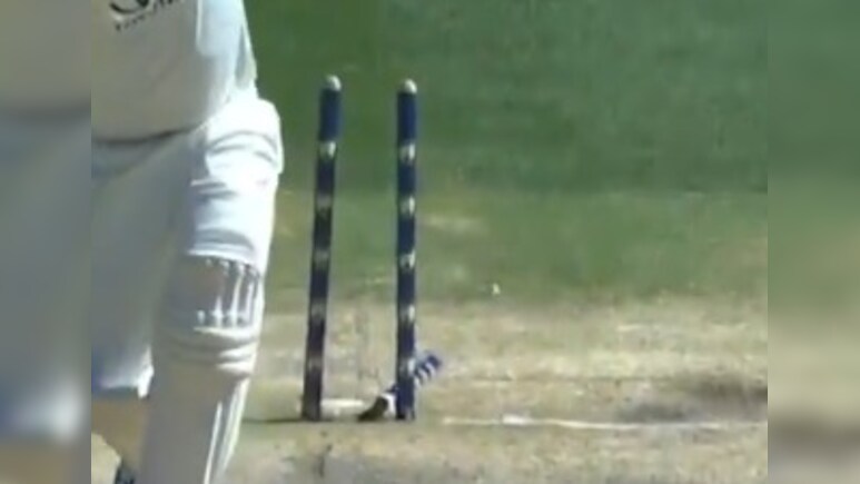 IND vs AUS: जसप्रीत बुमराह का 'ब्रह्मास्त्र', बल्लेबाज़ हुआ चारों खाने चित, देखिये सीरीज की सबसे अनोखी गेंद - VIDEO