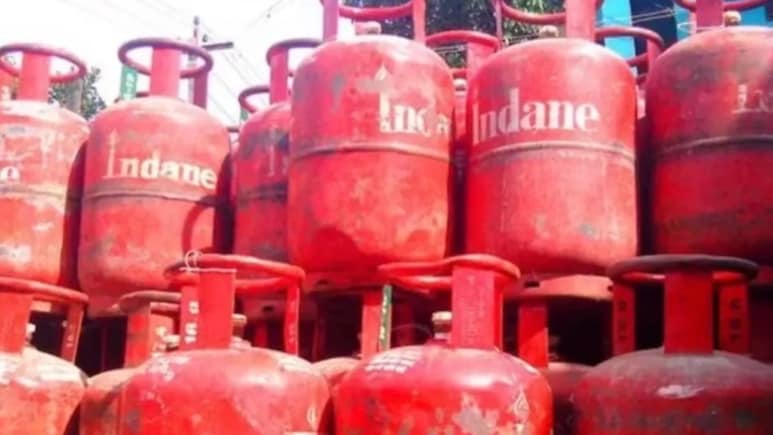 LPG Cylinder Prices : मिडिल ईस्ट संकट के बीच दिल्ली में 60 रुपये बढ़े घरेलू गैस सिलेंडर के दाम - सूत्र