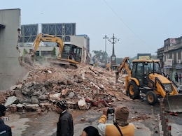 Sikar News: सीकर के सबसे पुराने 'सीकर होटल' पर चला बुलडोजर, प्रशासन ने इमारत का एक हिस्सा किया ध्वस्त 