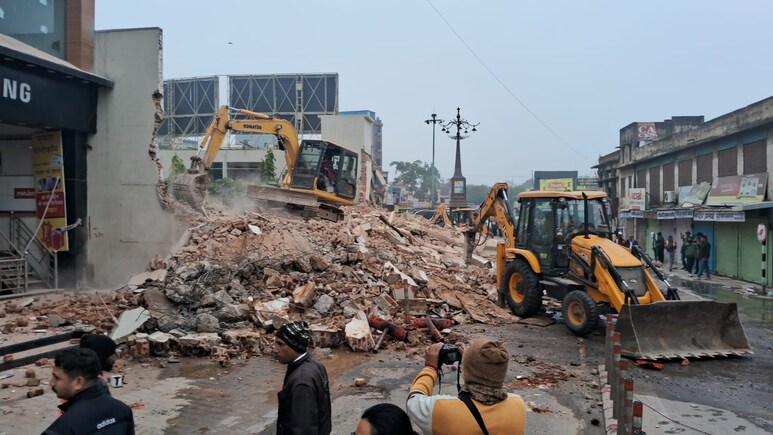Sikar News: सीकर के सबसे पुराने 'सीकर होटल' पर चला बुलडोजर, प्रशासन ने इमारत का एक हिस्सा किया ध्वस्त 