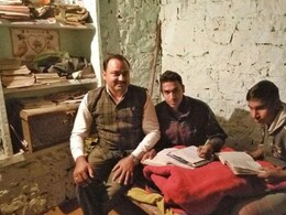राजस्थान का यह सरकारी टीचर रात में जाता है 16 किलोमीटर दूर गांव, बच्चे पढ़ रहे हैं या नहीं करते हैं खुद चेक