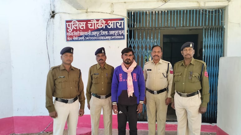 Jashpur: कुख्यात गौ तस्कर गिरफ्तार, तस्करी करते हुए आरोपी को पुलिस ने रंगे हाथों दबोचा