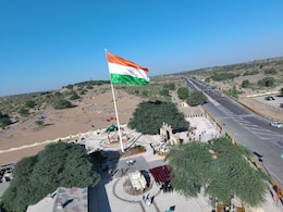 लौंगेवाला युद्ध स्थल पर 108 फीट ऊंचे खंभे पर राष्ट्रीय ध्वज फहराया गया लौंगेवाला युद्ध स्थल पर 108 फीट ऊंचे खंभे पर राष्ट्रीय ध्वज फहराया गया