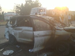 Car Fire : पेटत्या कारच्या काचा फोडल्या अन् चौघांना वाचवलं, उज्जैनला जाणाऱ्या कुटुंबासोबत नेमकं काय घडलं? Car Fire : पेटत्या कारच्या काचा फोडल्या अन् चौघांना वाचवलं, उज्जैनला जाणाऱ्या कुटुंबासोबत नेमकं काय घडलं?