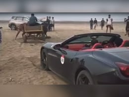 चल यार धक्का मार... देखिए जब बैलगाड़ी ने खींची 4 करोड़ की फरारी