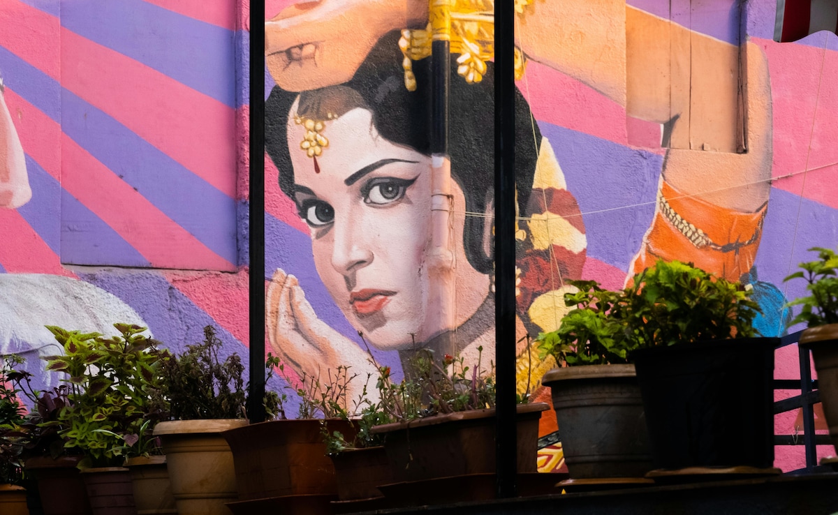 Stroll around the Chapel road and try to identify as many actors as you can Stroll around the Chapel road and try to identify as many actors as you can