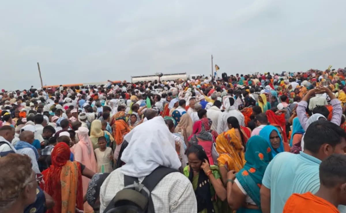 हाथरसमध्ये एका सत्संग कार्यक्रमातील चेंगराचेंगरीत तब्बल १२१ भाविकांचा मृत्यू हाथरसमध्ये एका सत्संग कार्यक्रमातील चेंगराचेंगरीत तब्बल १२१ भाविकांचा मृत्यू