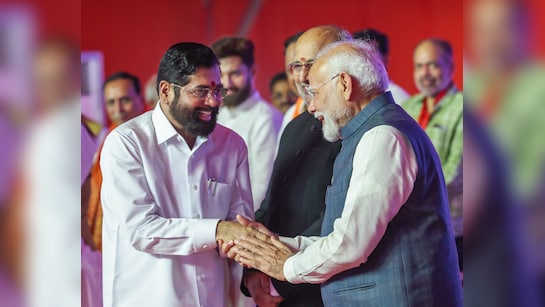 अलग-अलग बैठे थे, चेहरे पर गायब थी हंसी.. देखें जब PM मोदी ने ठोका हाथ और  खिलखिला गए शिंदे | Shinde's face lit up with a smile after the 3-second  meeting. What