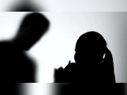 "वो गलत तरीके से... ", हेडमास्टर की हरकत के बाद भड़की छात्राएं, तहसीलदार बोले- होगी जांच