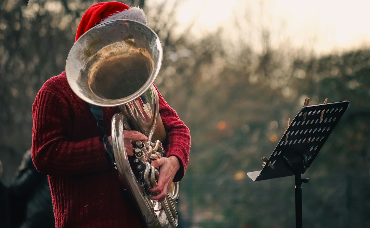 You might encounter a group of people singing Christmas carols alongside Carter road You might encounter a group of people singing Christmas carols alongside Carter road