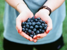 Blueberries Vs Kala Jamun: Which One Is Healthier? Find Out From A Nutritionist Blueberries Vs Kala Jamun: Which One Is Healthier? Find Out From A Nutritionist