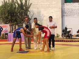 29 साल पहले बेटियों ने शुरू किया था कुश्ती का आखाड़ा, विदेशों में लहराया परचम... परिवार में 14 लोग कर रहे खेल कोटे से नौकरी